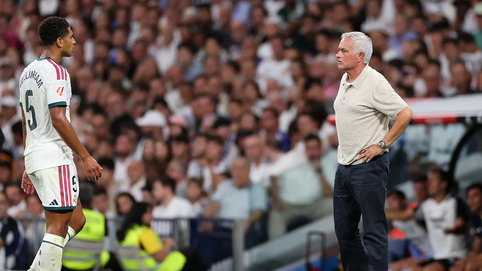 Real Madrid - Real Sociedad - LaLiga EA Sports 2026/27 MADRID, ESPAGNE – 26 AOÛT : Jude Bellingham (Real Madrid) échange avec José Mourinho, entraîneur du Real Madrid, lors du match de LaLiga EA Sports 2026/27 opposant le Real Madrid à la Real Sociedad au stade Santiago Bernabéu le 26 août 2026 à Madrid, en Espagne. (Photo : Florencia Tan Jun/Getty Images)