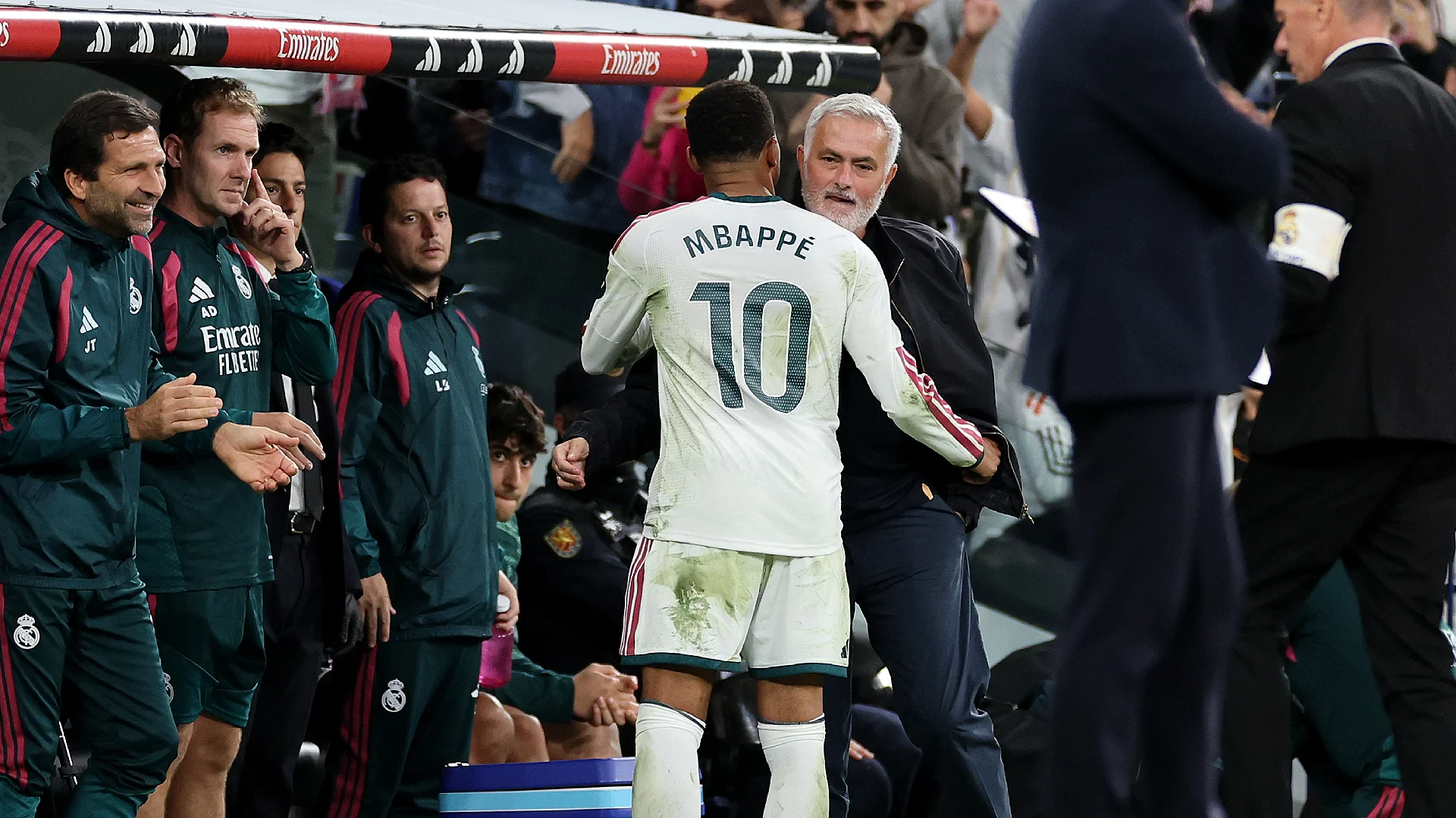 MADRID, ESPAGNE - 18 OCTOBRE : José Mourinho, entraîneur du Real Madrid, félicite Kylian Mbappé à sa sortie du terrain après son remplacement lors du match de LaLiga EA Sports 2026/27 opposant le Real Madrid au FC Séville au stade Santiago Bernabéu le 18 octobre 2026 à Madrid, en Espagne. (Photo : Florencia Tan Jun/Getty Images)