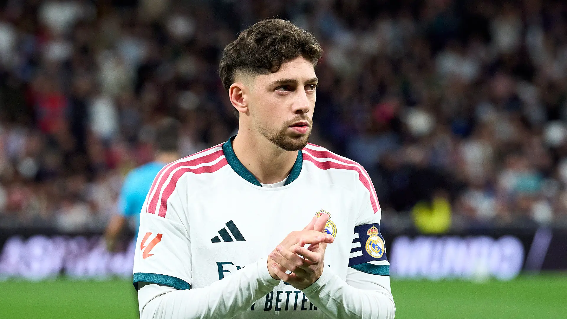 Real Madrid contre Séville FC - LaLiga EA Sports 2026/27 MADRID, ESPAGNE – 18 OCTOBRE : Federico Valverde du Real Madrid observe le terrain avant le match de LaLiga EA Sports 2026/27 opposant le Real Madrid au FC Séville au stade Santiago Bernabéu le 18 octobre 2026 à Madrid, en Espagne. (Photo : Angel Martinez/Getty Images)