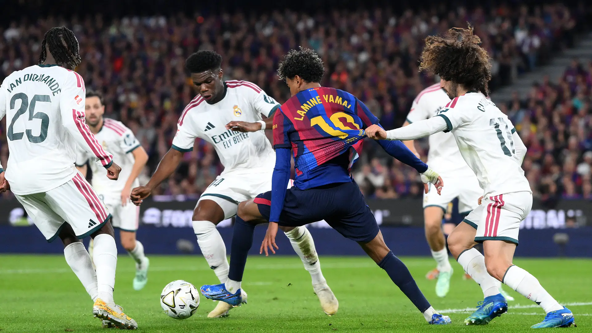 FC Barcelone contre Real Madrid - LaLiga EA Sports 2026/27 BARCELONE, ESPAGNE - 25 OCTOBRE : Lamine Yamal (FC Barcelone) est mis en difficulté par Aurélien Tchouameni et Marc Cucurella (Real Madrid) lors du match de LaLiga EA Sports 2026/27 opposant le FC Barcelone au Real Madrid au Camp Nou (Spotify) le 25 octobre 2026 à Barcelone, en Espagne. (Photo : David Ramos/Getty Images)
