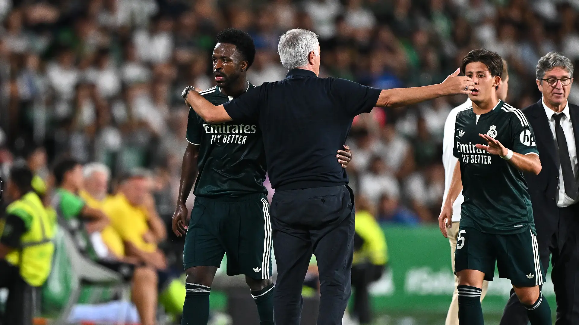 Elche CF contre Real Madrid - LaLiga EA Sports 2026/27 MADRID, ESPAGNE - 10 OCTOBRE : Vinicius Junior (Real Madrid) célèbre son but avec Jude Bellingham et José Mourinho, entraîneur du Real Madrid. Le but a été refusé suite à une faute lors du match de LaLiga EA Sports 2026/27 opposant le Real Madrid à Villarreal CF au stade Santiago Bernabéu le 10 octobre 2026 à Madrid, en Espagne. (Photo : Denis Doyle/Getty Images)