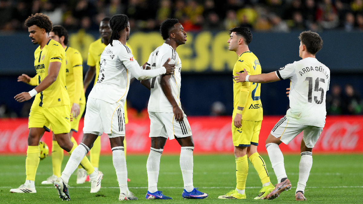 VILLARREAL, SPAIN - JANUARY 24: Vinicius Junior of Real Madrid and Alberto Moleiro of Villarreal CF clash during the LaLiga EA Sports match between Villarreal CF and Real Madrid CF at Estadio de la Ceramica on January 24, 2026 in Villarreal, Spain. (Photo by David Ramos/Getty Images)