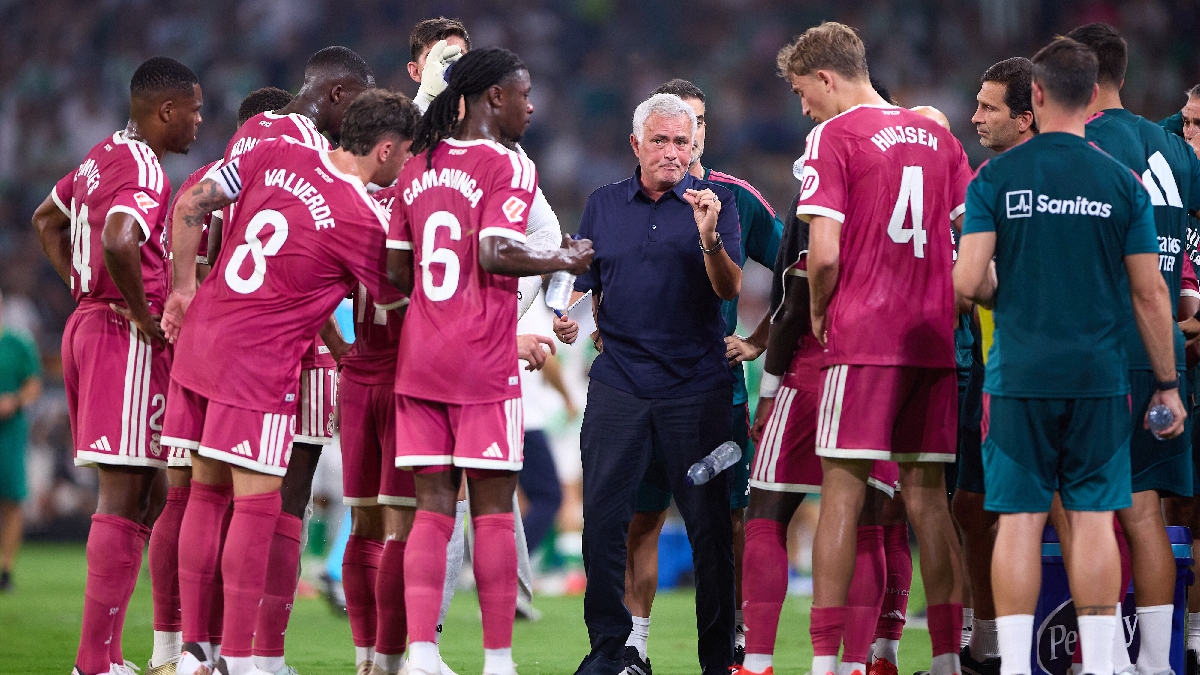 SEVILLE, SPAIN - SEPTEMBER 04: Jose Mourinho, Head Coach of Real Madrid talks to his players during the LaLiga EA Sports 2026/27 match between Real Betis Balompie and Real Madrid at Estadio La Cartuja on September 04, 2026 in Seville, Spain. (Photo by Fran Santiago/Getty Images)