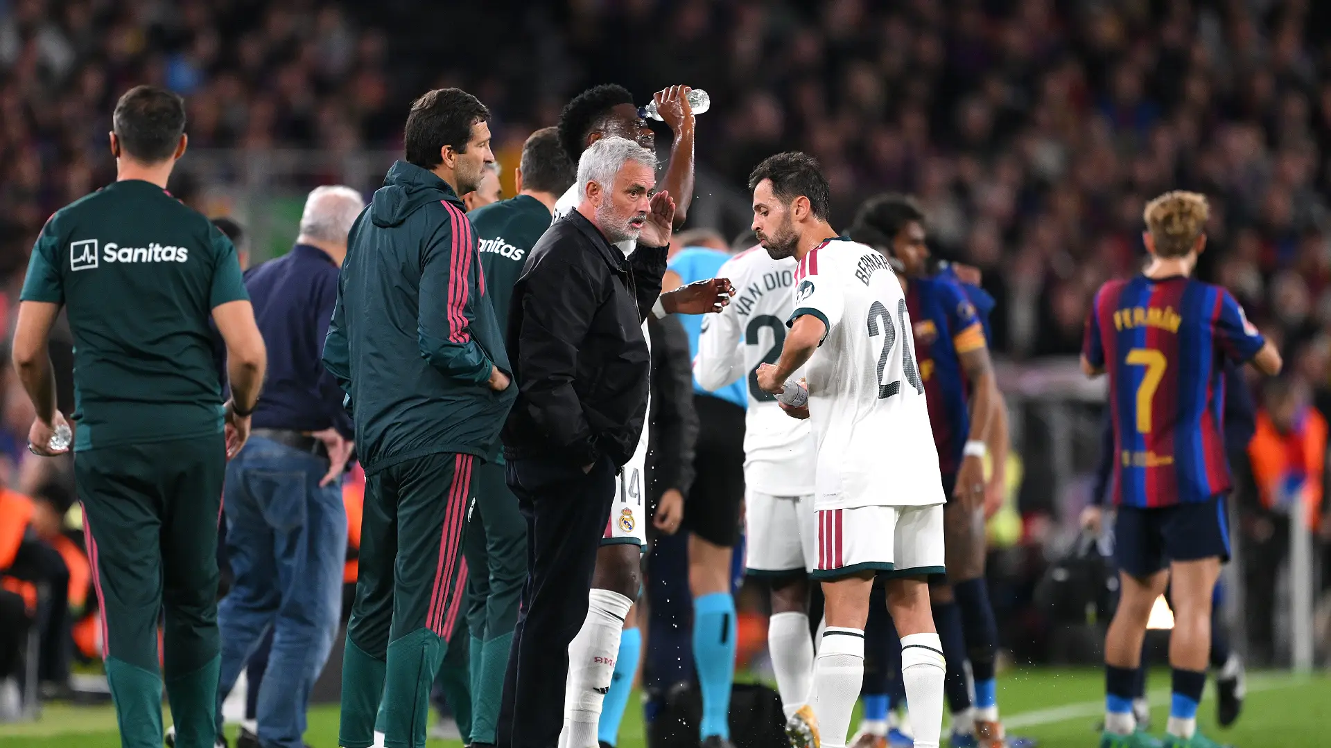 FC Barcelone contre Real Madrid - LaLiga EA Sports 2026/27 BARCELONE, ESPAGNE – 25 OCTOBRE : José Mourinho, entraîneur du Real Madrid, s’entretient avec Bernardo Silva lors d’une interruption pour blessure pendant le match de LaLiga EA Sports 2026/27 opposant le FC Barcelone au Real Madrid au Camp Nou (Spotify) le 25 octobre 2026 à Barcelone, en Espagne. (Photo : David Ramos/Getty Images)