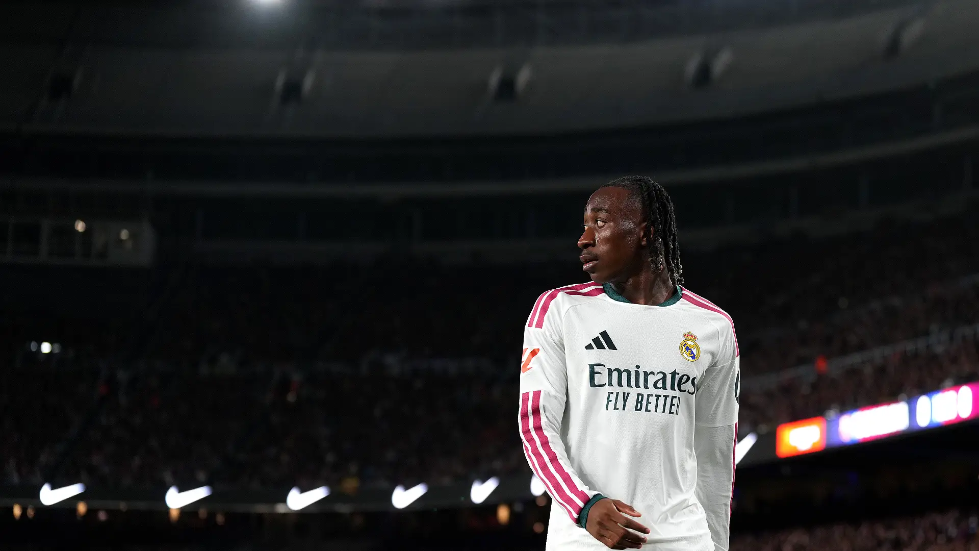 FC Barcelone contre Real Madrid - LaLiga EA Sports 2026/27 BARCELONE, ESPAGNE – 25 OCTOBRE : Yan Diomande du Real Madrid observe le jeu lors du match de LaLiga EA Sports 2026/27 opposant le FC Barcelone au Real Madrid au Camp Nou (Spotify) le 25 octobre 2026 à Barcelone, en Espagne. (Photo : Alex Caparros/Getty Images)