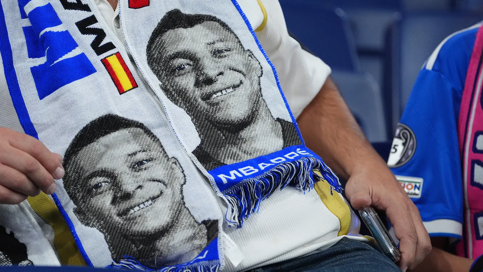 Real Madrid - Villarreal CF - LaLiga EA Sports 2026/27 MADRID, ESPAGNE – 10 OCTOBRE : Un supporter porte une écharpe du Real Madrid à l’effigie de Kylian Mbappé avant le match de LaLiga EA Sports 2026/27 opposant le Real Madrid à Villarreal CF au stade Santiago Bernabéu le 10 octobre 2026 à Madrid, en Espagne. (Photo : Angel Martinez/Getty Images)