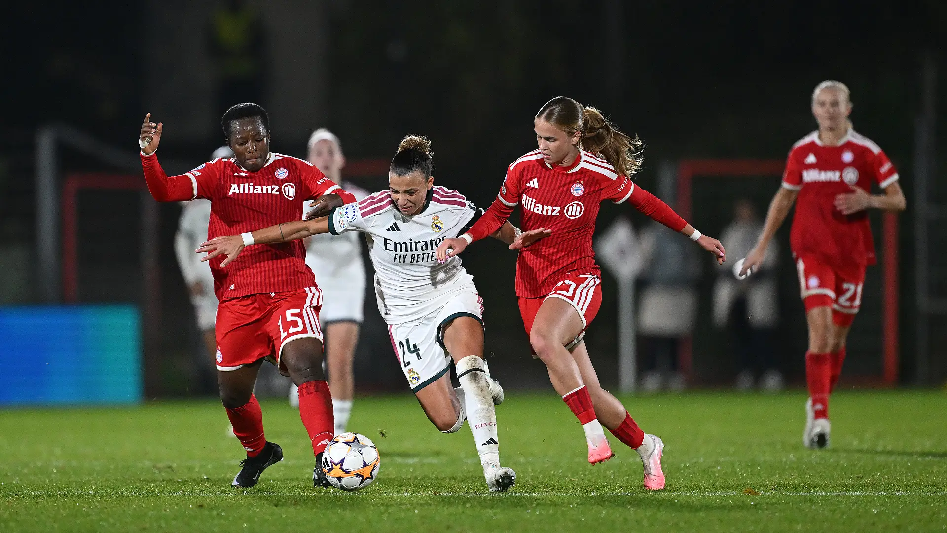 FC Bayern Munich - Real Madrid CF - Ligue des champions féminine de l'UEFA 2026/27, phase de poules, 3e journée UNTERHACHING, ALLEMAGNE – 28 OCTOBRE : Arianna Caruso (Real Madrid CF) est mise à l’épreuve par Bernadette Amani et Sophie Proost (FC Bayern Munich) lors du match de la 3e journée de la phase de groupes de l’UEFA Women’s Champions League 2026/27 opposant le FC Bayern Munich au Real Madrid CF au Stadion Am Sportpark le 28 octobre 2026 à Unterhaching, en Allemagne. (Photo : Daniel Kopatsch/Getty Images)