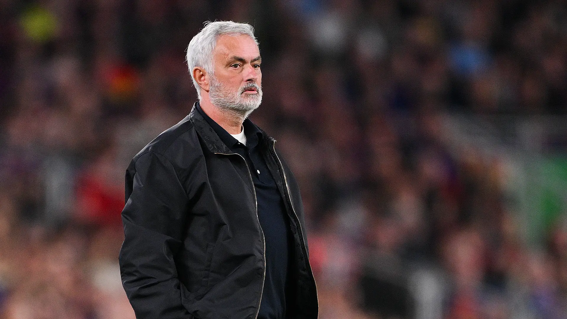 FC Barcelone contre Real Madrid - LaLiga EA Sports 2026/27 BARCELONE, ESPAGNE – 25 OCTOBRE : José Mourinho, entraîneur du Real Madrid, observe le match de LaLiga EA Sports 2026/27 opposant le FC Barcelone au Real Madrid au Camp Nou (Spotify) le 25 octobre 2026 à Barcelone, en Espagne. (Photo : David Ramos/Getty Images)