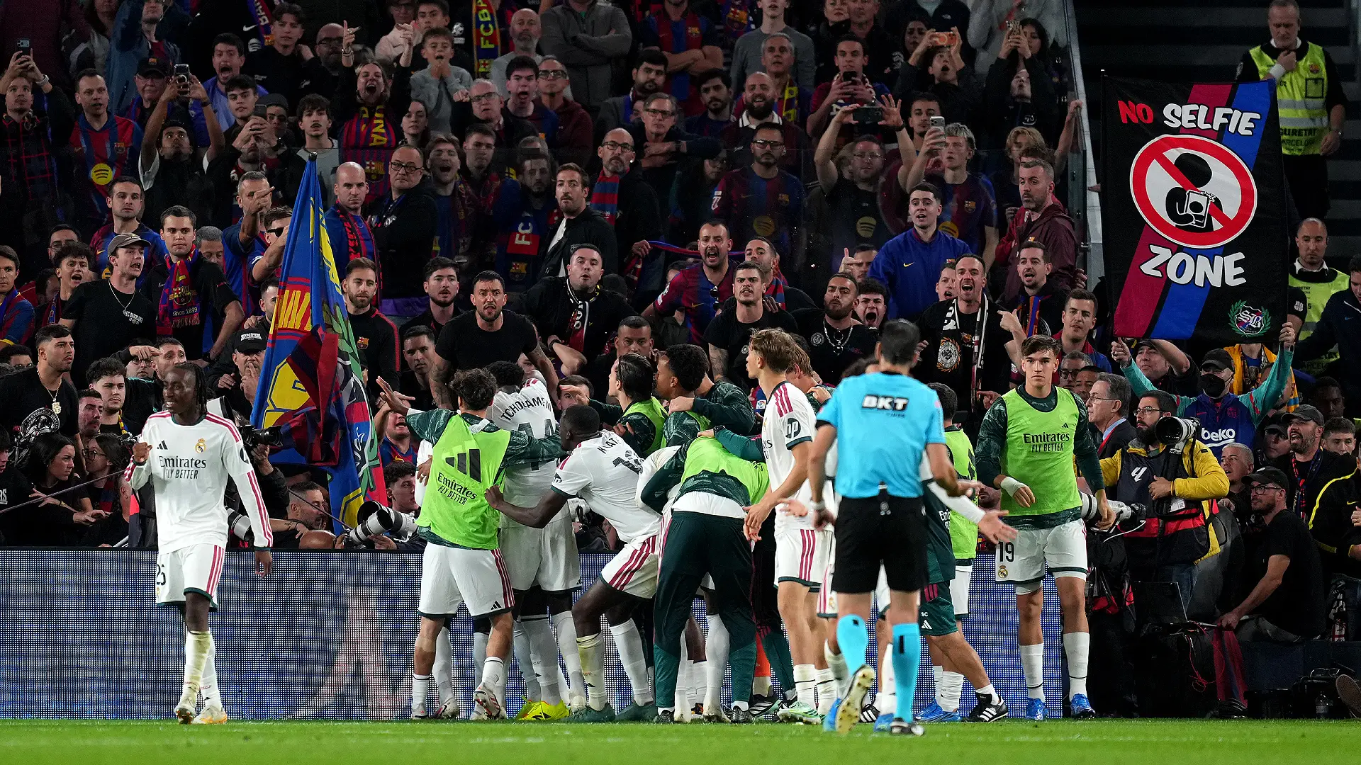 FC Barcelone contre Real Madrid - LaLiga EA Sports 2026/27 BARCELONE, ESPAGNE – 25 OCTOBRE : Kylian Mbappé et Eduardo Camavinga (Real Madrid) célèbrent le deuxième but de son équipe avec ses coéquipiers lors du match de LaLiga EA Sports 2026/27 opposant le FC Barcelone au Real Madrid au Camp Nou (Spotify) le 25 octobre 2026 à Barcelone, en Espagne. (Photo : Alex Caparros/Getty Images)