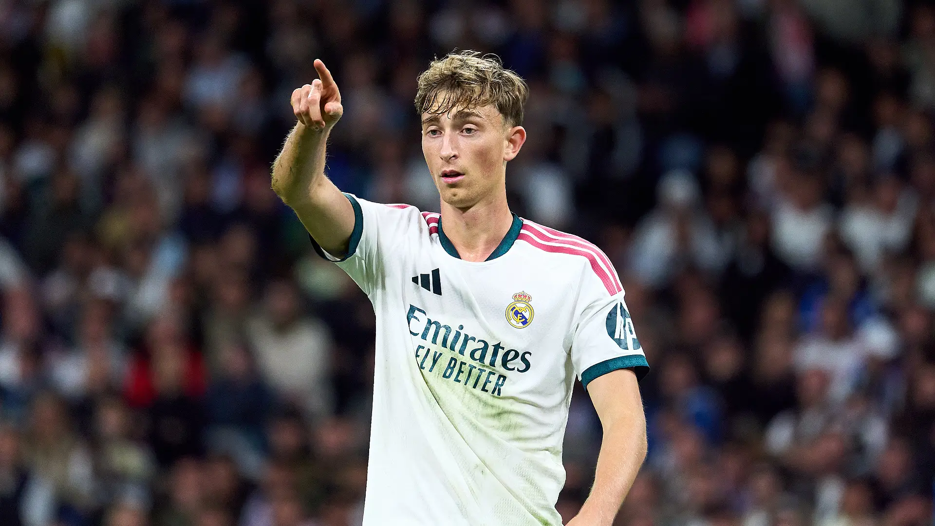 Real Madrid contre Séville FC - LaLiga EA Sports 2026/27 MADRID, ESPAGNE – 18 OCTOBRE : Dean Huijsen (Real Madrid) fait un geste lors du match de LaLiga EA Sports 2026/27 opposant le Real Madrid au FC Séville au stade Santiago Bernabéu le 18 octobre 2026 à Madrid, en Espagne. (Photo : Angel Martinez/Getty Images)