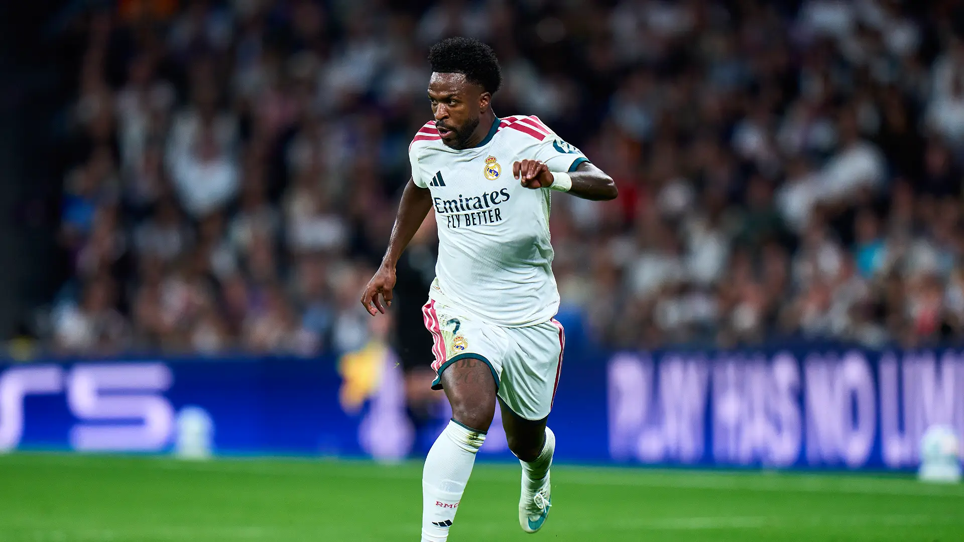 Real Madrid CF - RB Leipzig - Ligue des champions de l'UEFA 2026/27, phase de poules, 3e journée MADRID, ESPAGNE - 21 OCTOBRE : Vinicius Junior (Real Madrid CF) court avec le ballon lors du match de la 3e journée de la Ligue des champions de l'UEFA 2026/27 opposant le Real Madrid CF au RB Leipzig au stade Santiago Bernabéu le 21 octobre 2026 à Madrid, en Espagne. (Photo : Diego Souto/Getty Images)