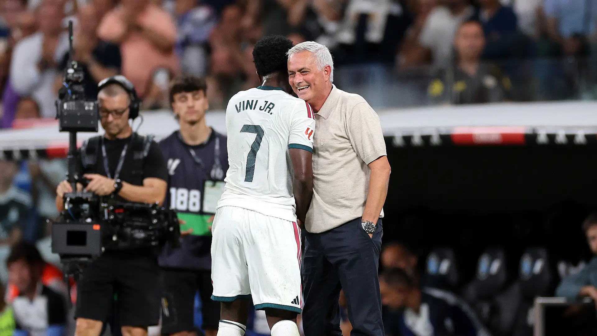 Real Madrid - Real Sociedad - LaLiga EA Sports 2026/27 MADRID, ESPAGNE - 26 AOÛT : Vinicius Jr. (Real Madrid) et José Mourinho (entraîneur du Real Madrid) lors du match de LaLiga EA Sports 2026/27 opposant le Real Madrid à la Real Sociedad au stade Santiago Bernabéu le 26 août 2026 à Madrid, en Espagne. (Photo : Florencia Tan Jun/Getty Images)