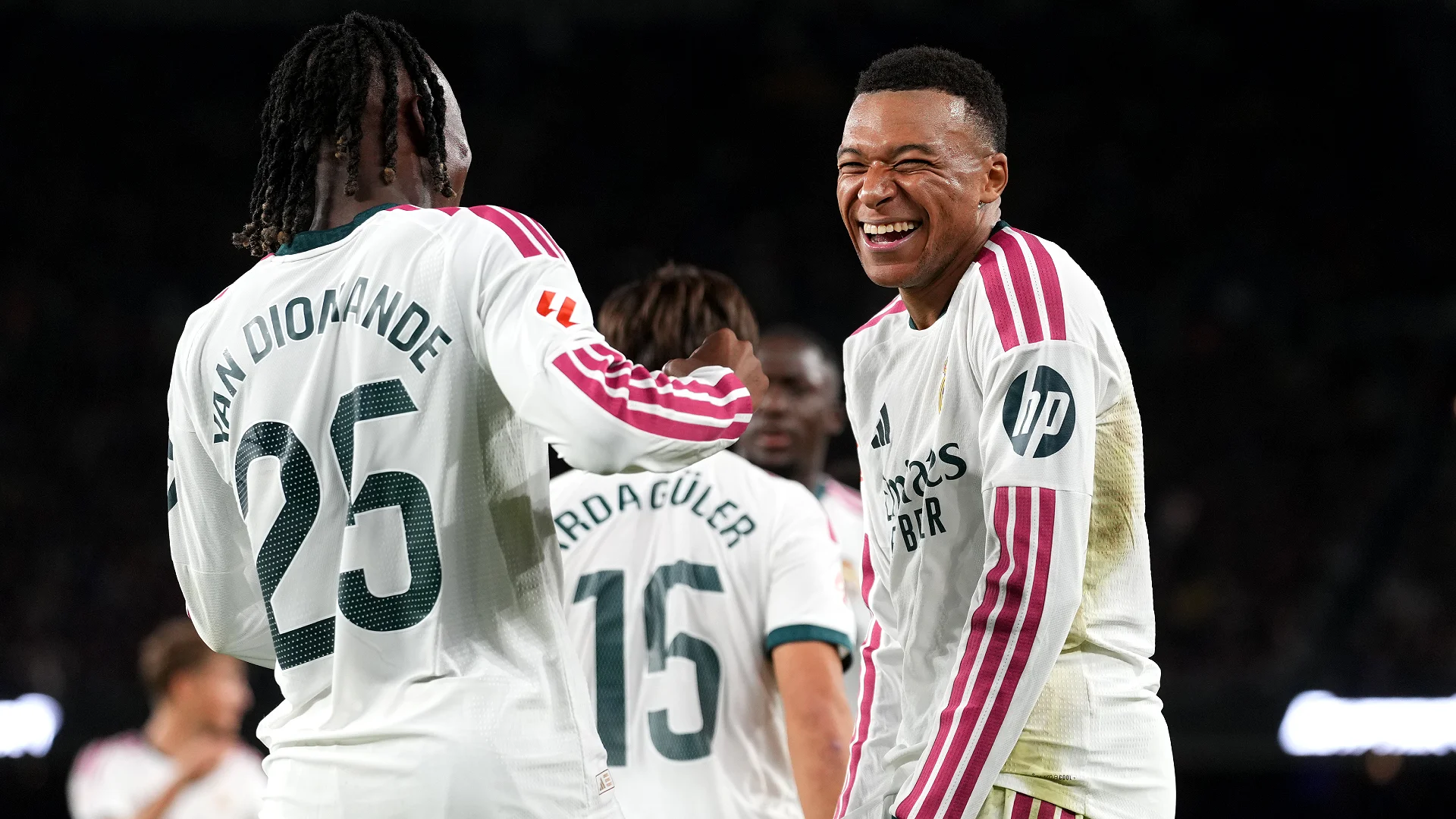 BARCELONE, ESPAGNE – 25 OCTOBRE : Kylian Mbappé (Real Madrid) célèbre le premier but de son équipe avec son coéquipier Yan Diomande lors du match de LaLiga EA Sports 2026/27 opposant le FC Barcelone au Real Madrid au Camp Nou (Spotify) le 25 octobre 2026 à Barcelone, en Espagne. (Photo : Alex Caparros/Getty Images)
