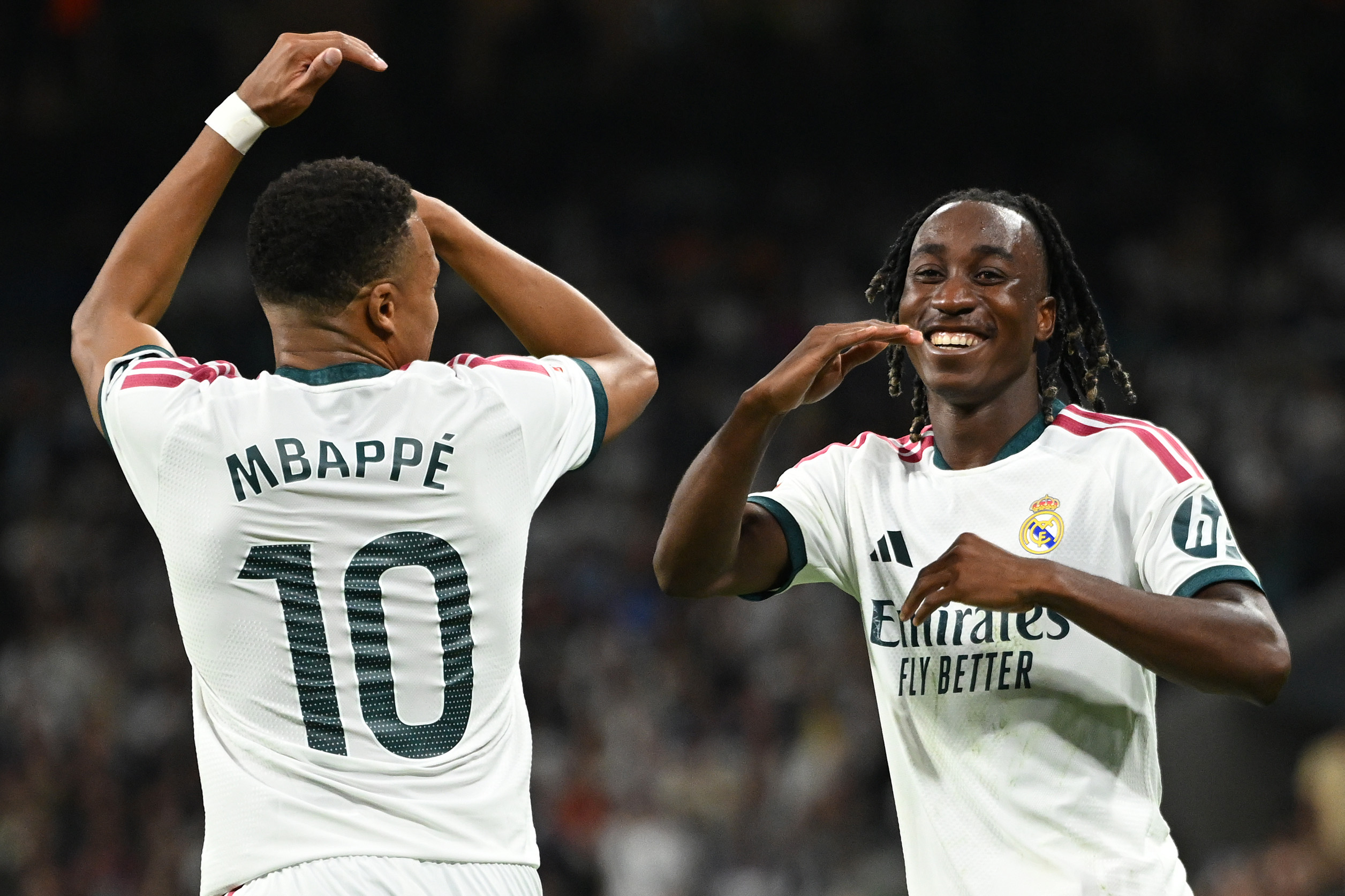 MADRID, ESPAGNE – 10 OCTOBRE : Yan Diomande (à droite), du Real Madrid, célèbre le premier but de son équipe avec son coéquipier Kylian Mbappé lors du match de LaLiga EA Sports 2026/27 opposant le Real Madrid à Villarreal CF au stade Santiago Bernabéu le 10 octobre 2026 à Madrid, en Espagne. (Photo : Denis Doyle/Getty Images)